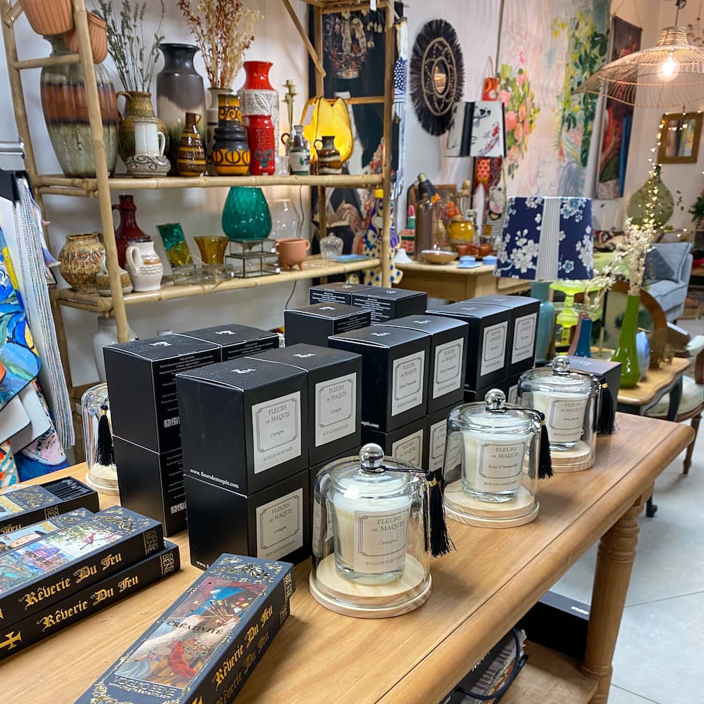 Vue d'ambiance de la boutique déco à Albi avec bougies parfumées, céramiques vintage et luminaires