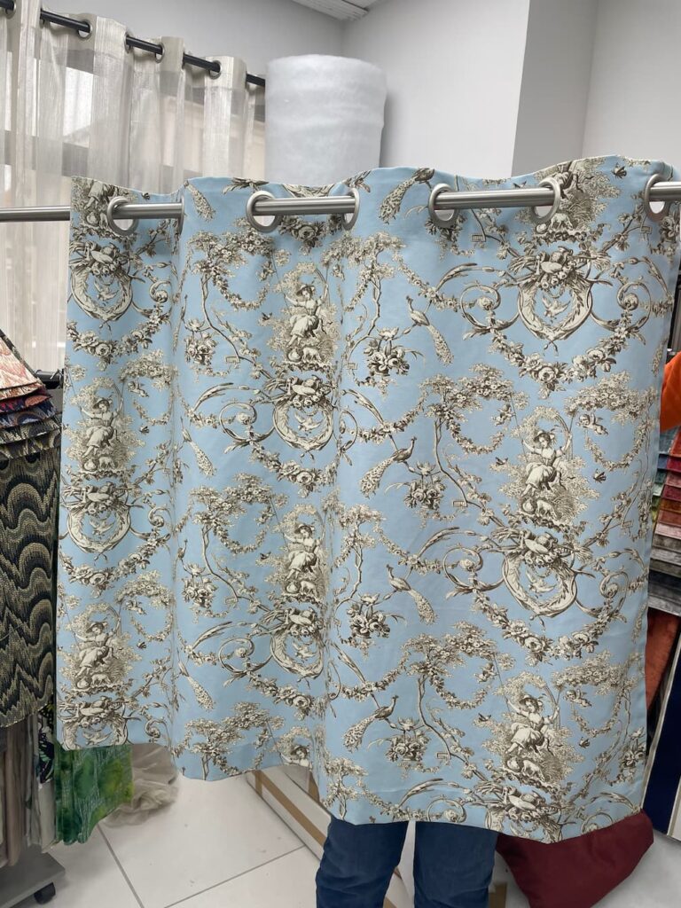 Rideau à œillets confectionné en toile de Jouy bleue à décor de scènes champêtres, atelier à Albi