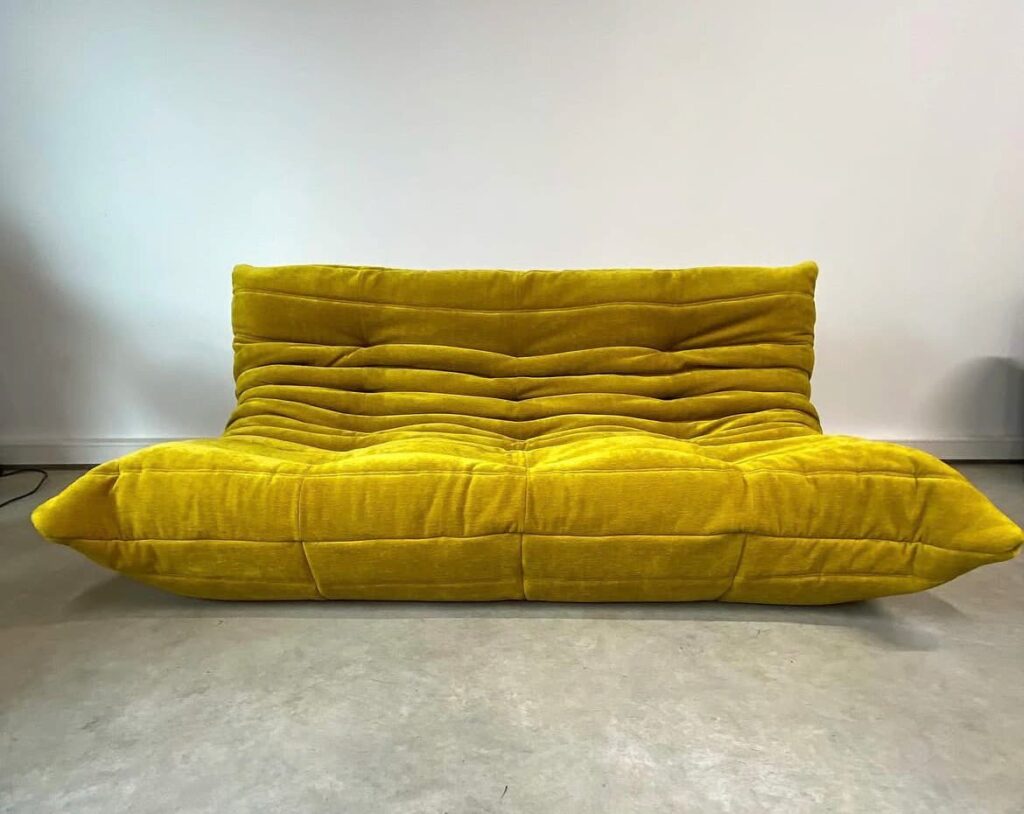 Canapé Togo trois places regarni en tissu chenille jaune moutarde, réfection par un tapissier à Albi