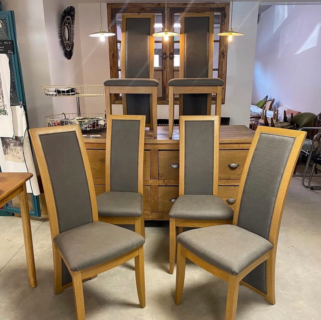 Ensemble de chaises en chêne à dossier haut regarnies de tissu gris, atelier tapissier à Albi
