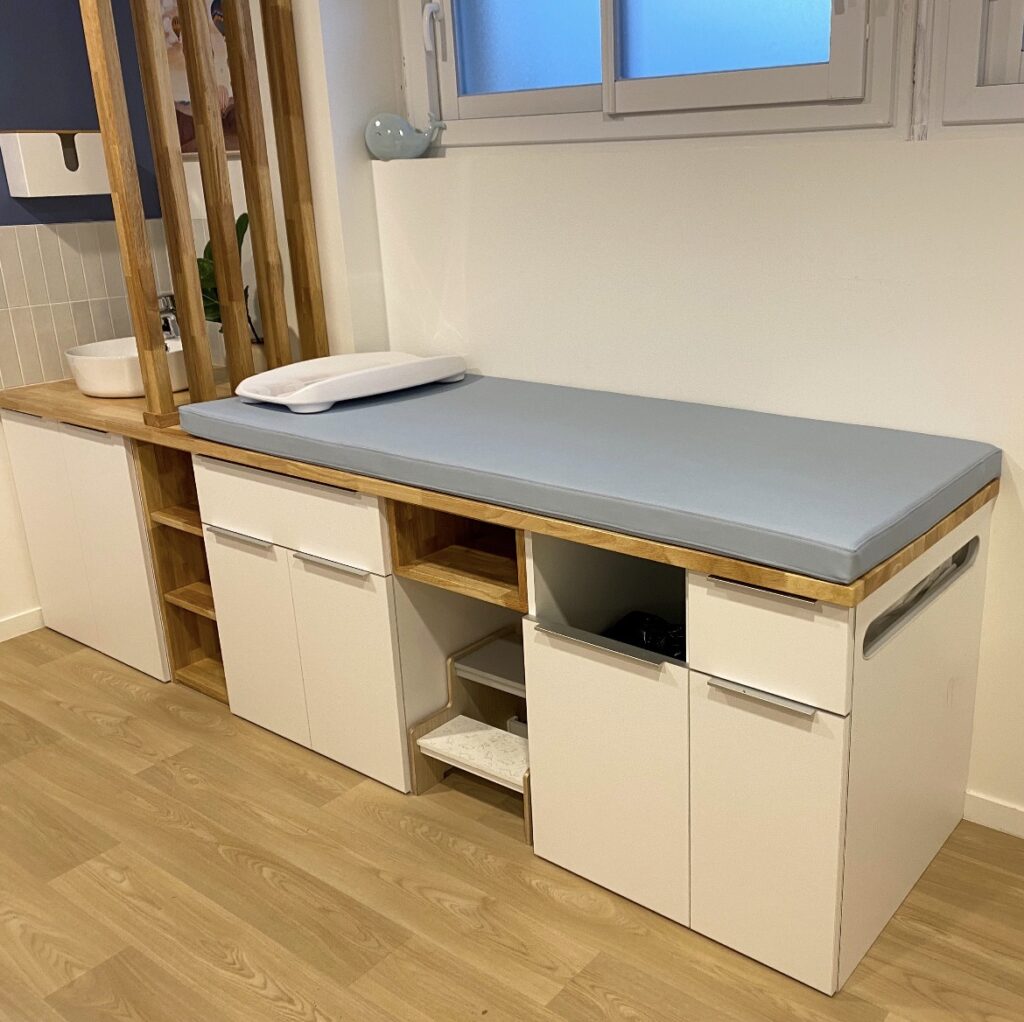 Plan à langer et banquette d'examen habillés de skaï bleu pour cabinet médical à Albi
