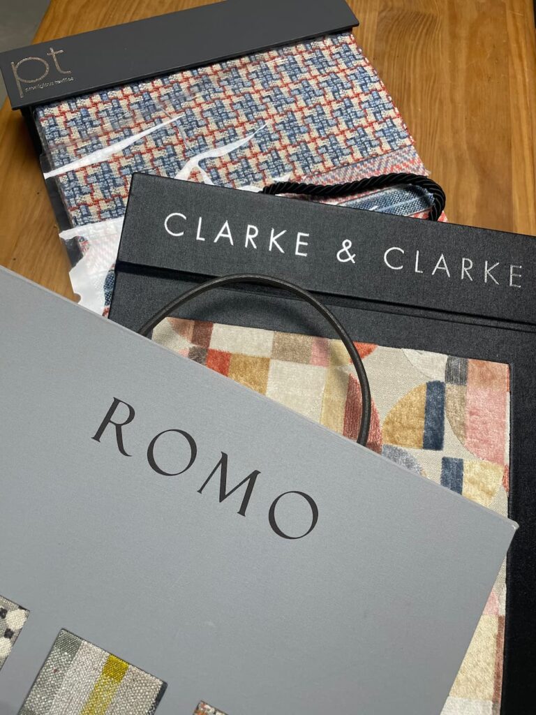 Livres d'échantillons de tissus d'ameublement Romo et Clarke & Clarke à l'atelier tapissier d'Albi
